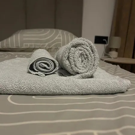 10 Mins Walk From Train Station! Habitación en casa particular