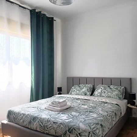 10 Mins Walk From Train Station! Habitación en casa particular Agualva-Cacem