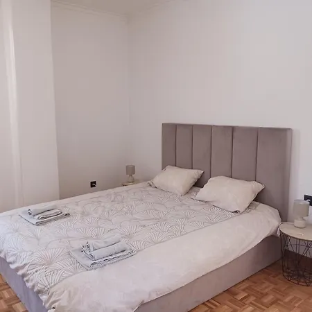 10 Mins Walk From Train Station! *