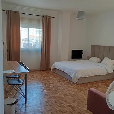 10 Mins Walk From Train Station! Habitación en casa particular Agualva-Cacem