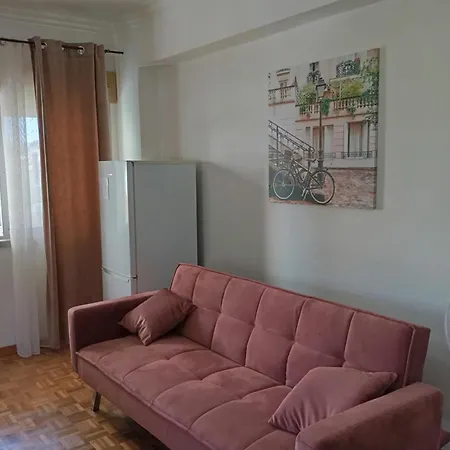 10 Mins Walk From Train Station! *